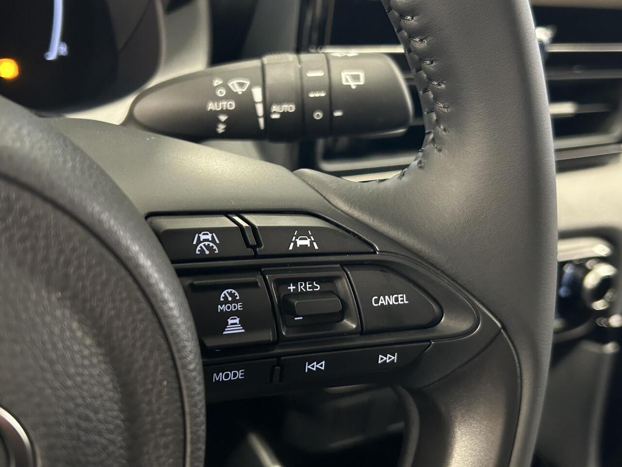 Toyota YARIS 1.5 Hybrid 115 Dynamic **NIEUWE AUTO/ COMFORT PACK/ FORREST GREEN/ BINNENKORT LEVERBAAR**