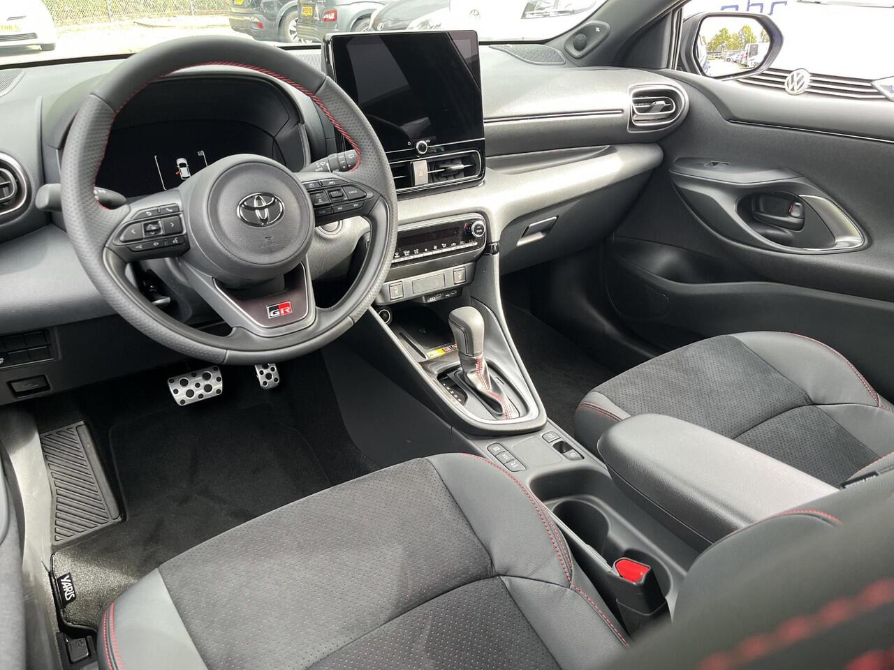 Toyota YARIS 1.5 Hybrid 130 GR Sport | Plus Pack | Uit voorraad leverbaar! |