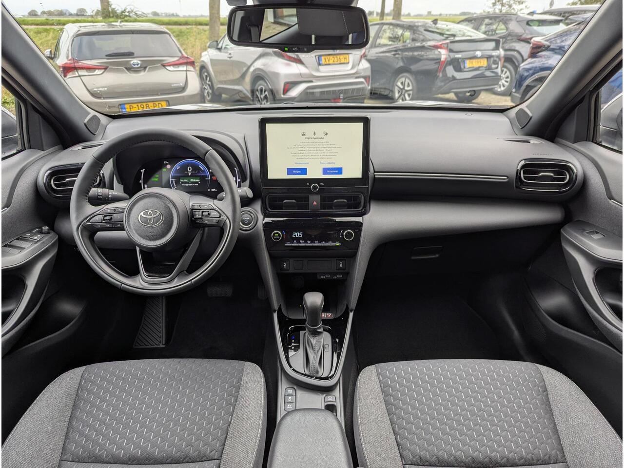 Toyota YARIS Cross 1.5 Hybrid 130 Dynamic + Comfort Pack | Stoel- stuurverwarming | PDC V+A | ACC | Camera | Keyless | Qi-Lader