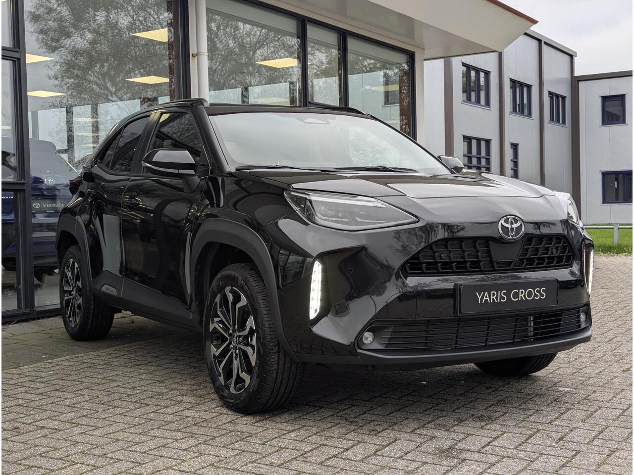 Toyota YARIS Cross 1.5 Hybrid 130 Dynamic + Comfort Pack | Stoel- stuurverwarming | PDC V+A | ACC | Camera | Keyless | Qi-Lader