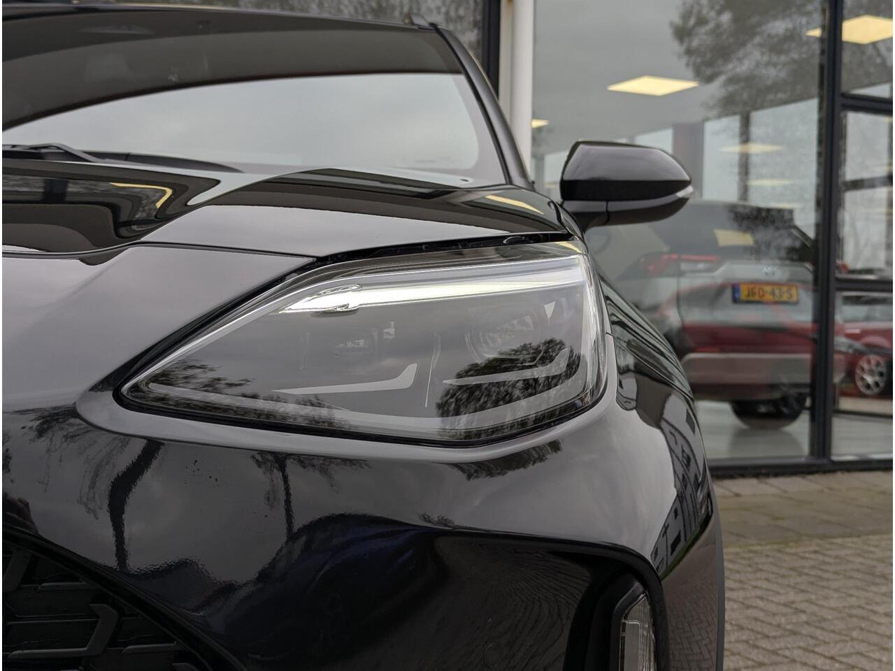 Toyota YARIS Cross 1.5 Hybrid 130 Dynamic + Comfort Pack | Stoel- stuurverwarming | PDC V+A | ACC | Camera | Keyless | Qi-Lader