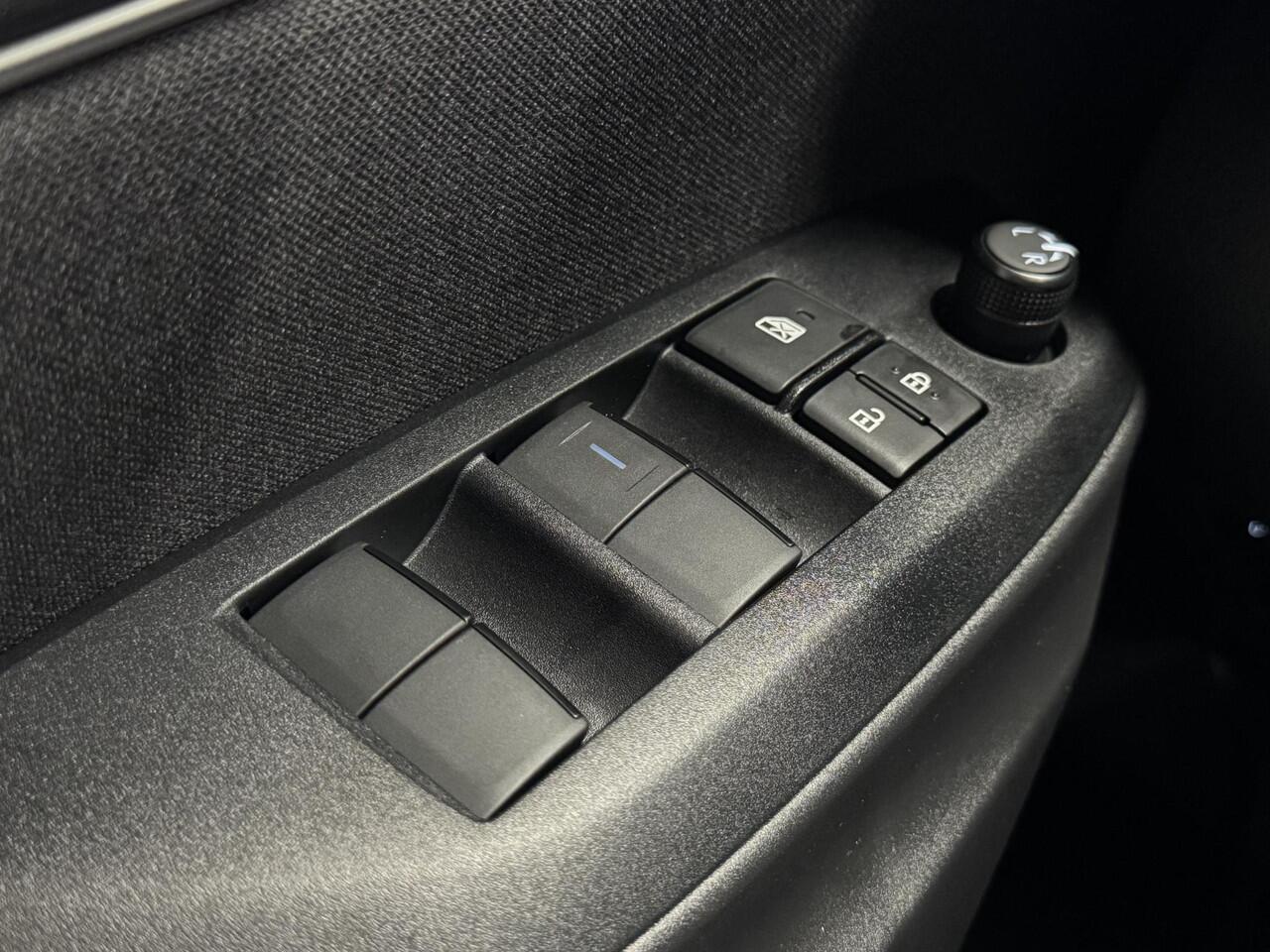 Toyota YARIS 1.5 Hybrid 115pk Automaat Dynamic | NIEUW ! | LED Verlichting | Apple Carplay/Android Auto | | Camera | Climate Control | Stoel/Stuurwiel verwarming | ( Vestiging - Vianen Tel: 0347-371248 )