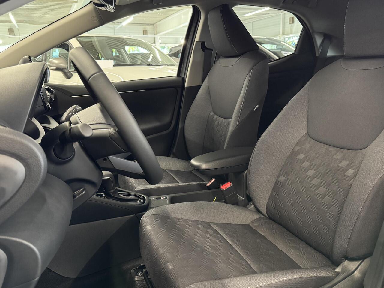 Toyota YARIS 1.5 Hybrid 115pk Automaat Dynamic | NIEUW ! | LED Verlichting | Apple Carplay/Android Auto | | Camera | Climate Control | Stoel/Stuurwiel verwarming | ( Vestiging - Vianen Tel: 0347-371248 )