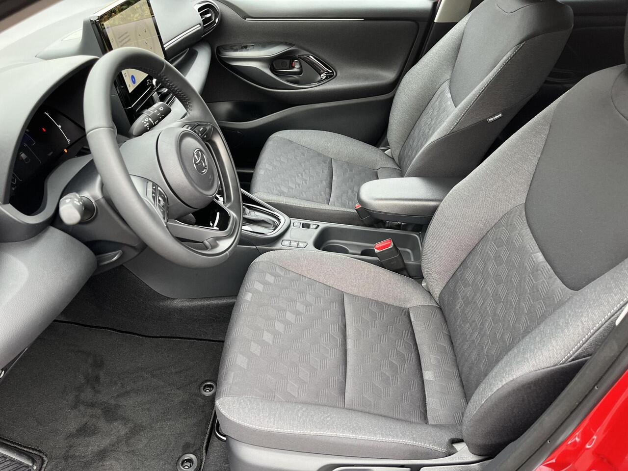 Toyota YARIS 1.5 Hybrid 115 Dynamic | Emotional Red | Comfort Pack | Nieuw uit voorraad leverbaar |