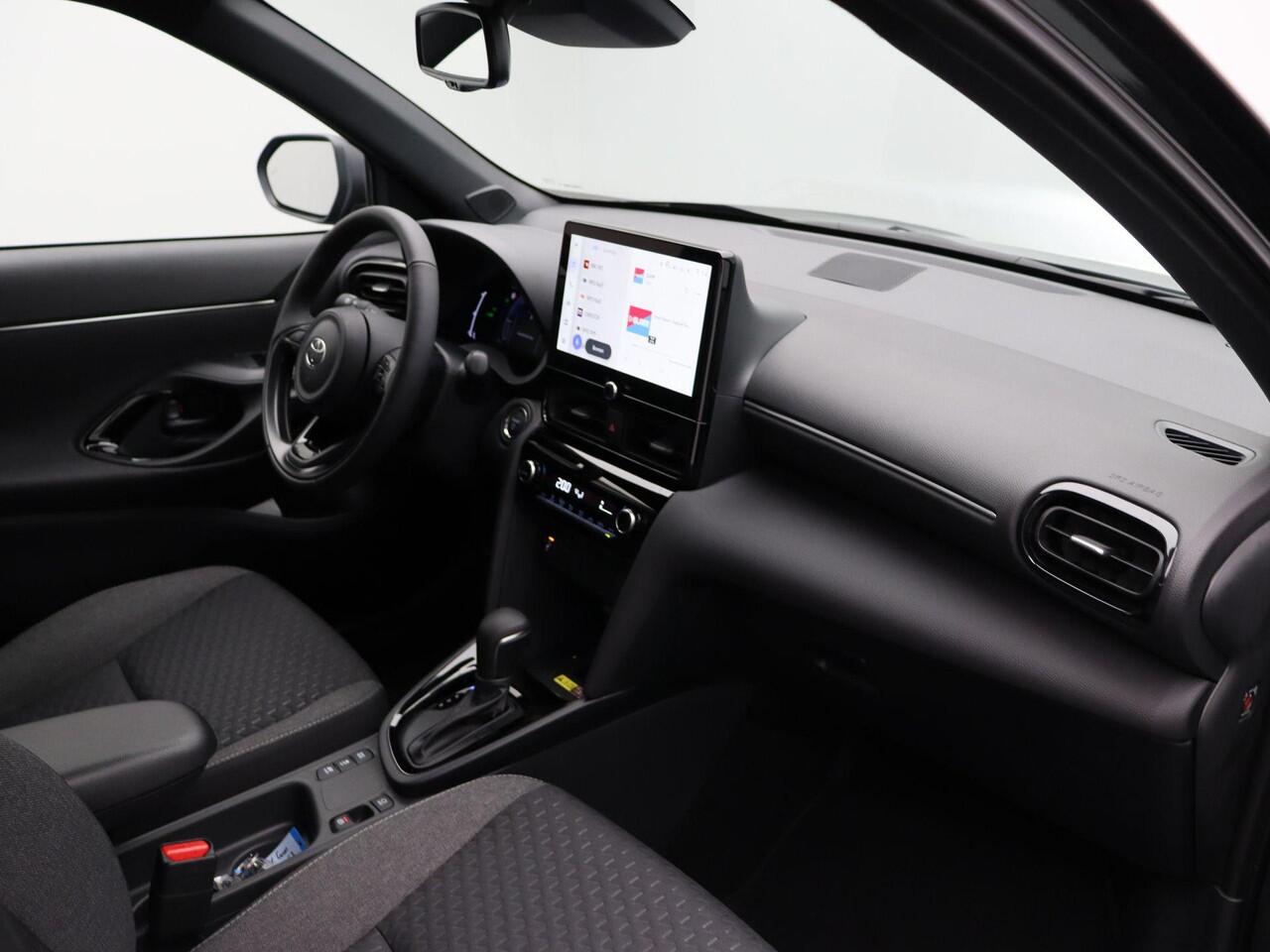 Toyota YARIS Cross 1.5 Hybrid 130 Dynamic | Achteruitrijcamera | Stuur, Voorruit en stoelverwarming | Apple Carplay & Android Auto |