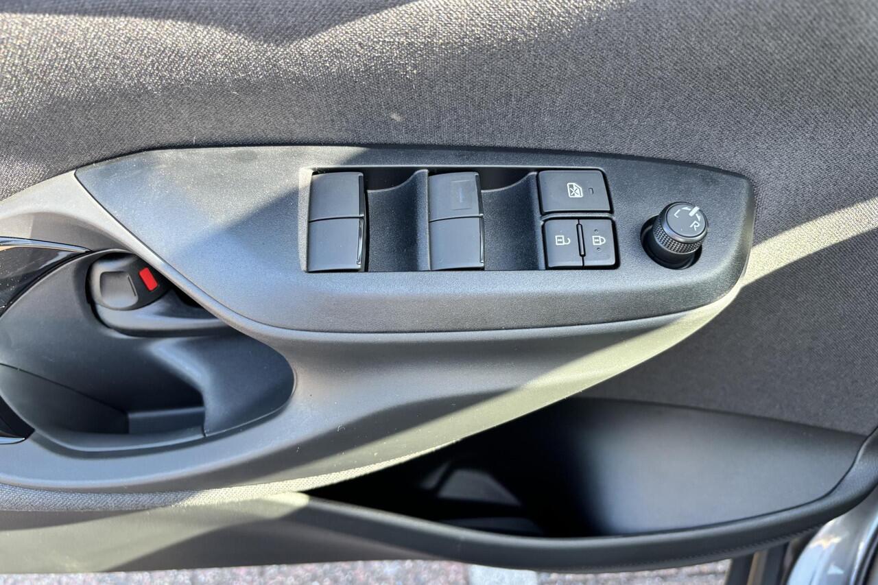 Toyota YARIS Cross 1.5 Hybrid 115 Dynamic Limited, Parkeersensoren, Afneembare Trekhaak , Stoelverwarming, Stuurverwarming, Apple carplay, Android auto.