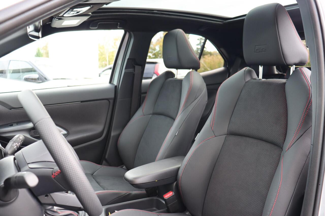 Toyota YARIS Cross 1.5 Hybrid 130 GR Sport, Panoramadak, BSM, JBL, Camera, Heads up display