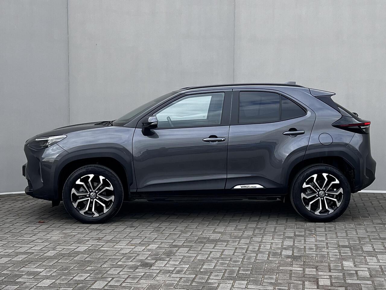 Toyota YARIS Cross 1.5 Hybrid Dynamic Automaat / Fabrieksgarantie tot 04-2028 < 100.000km, tot 10 jaar mogelijk ** / Navigatie (abbo) / Adaptieve CC / Achteruitrijcamera / Apple Carplay Android / 17" LM wielen /