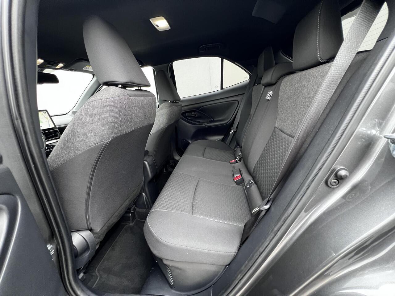 Toyota YARIS Cross 1.5 Hybrid Dynamic Automaat / Fabrieksgarantie tot 04-2028 < 100.000km, tot 10 jaar mogelijk ** / Navigatie (abbo) / Adaptieve CC / Achteruitrijcamera / Apple Carplay Android / 17" LM wielen /