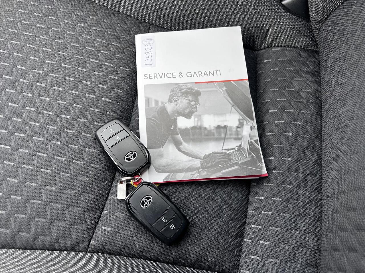 Toyota YARIS Cross 1.5 Hybrid 115 Dynamic / tot 10 jaar garantie / Camera / Voorruit-, stuurwiel- en stoelverwarming / Navigatie via Android Auto Apple Carplay / 17"LM wielen /