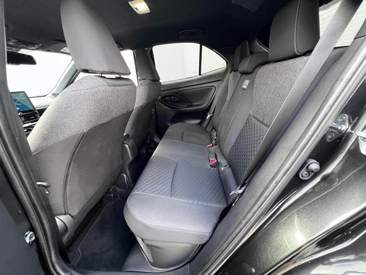 Toyota YARIS Cross 1.5 Hybrid 115 Dynamic / tot 10 jaar garantie / Camera / Voorruit-, stuurwiel- en stoelverwarming / Navigatie via Android Auto Apple Carplay / 17"LM wielen /