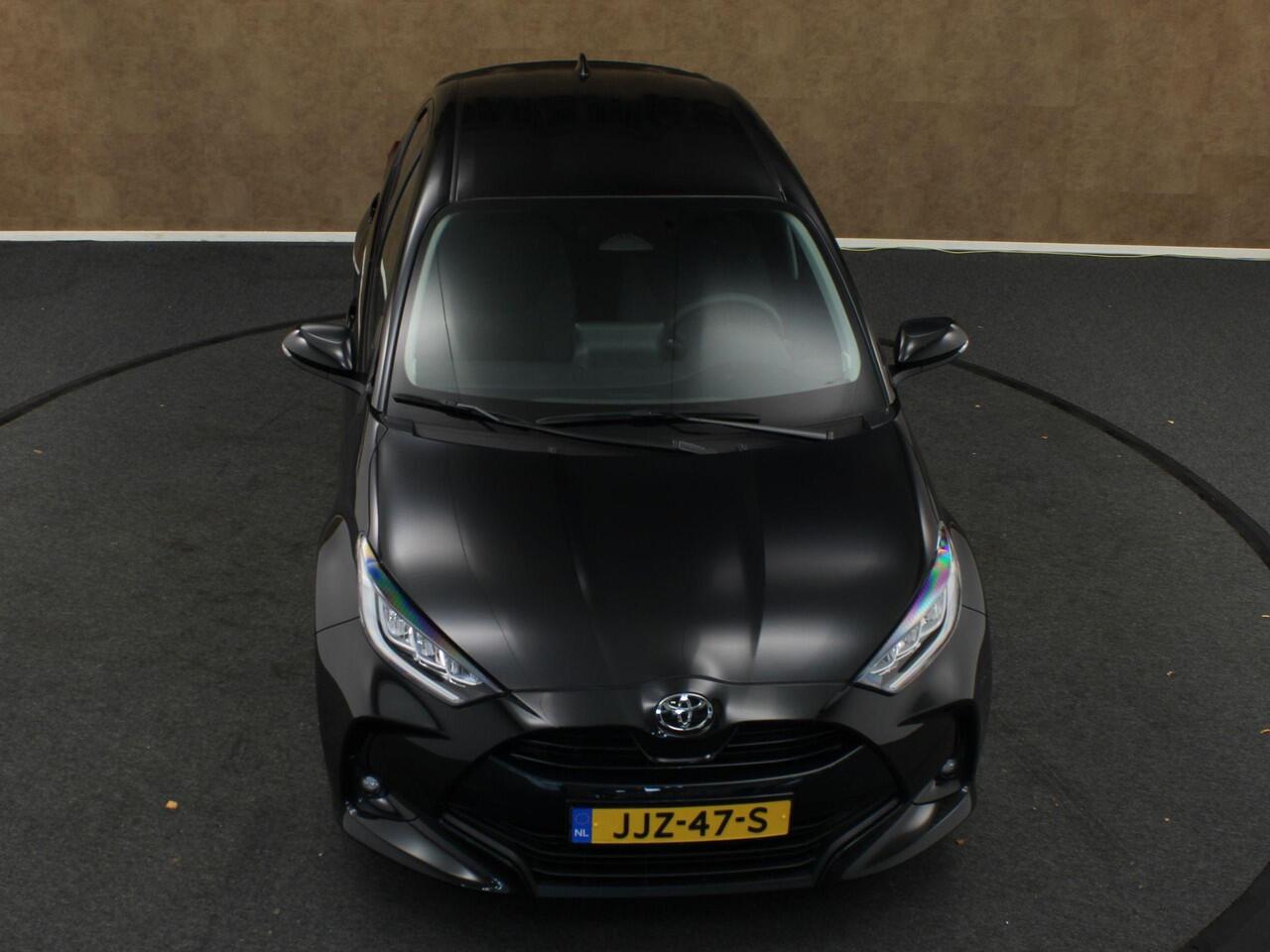 Toyota YARIS 1.5 Hybrid 115 Dynamic - DIRECT UIT VOORRAAD LEVERBAAR - KEYLESS ENTRY & START - STOEL EN STUUR VERWARMING - ADPATIVE CRUISE CONTROL - ACHTERUITRIJ CAMERA - DRAADLOZE TELEFOONLADER
