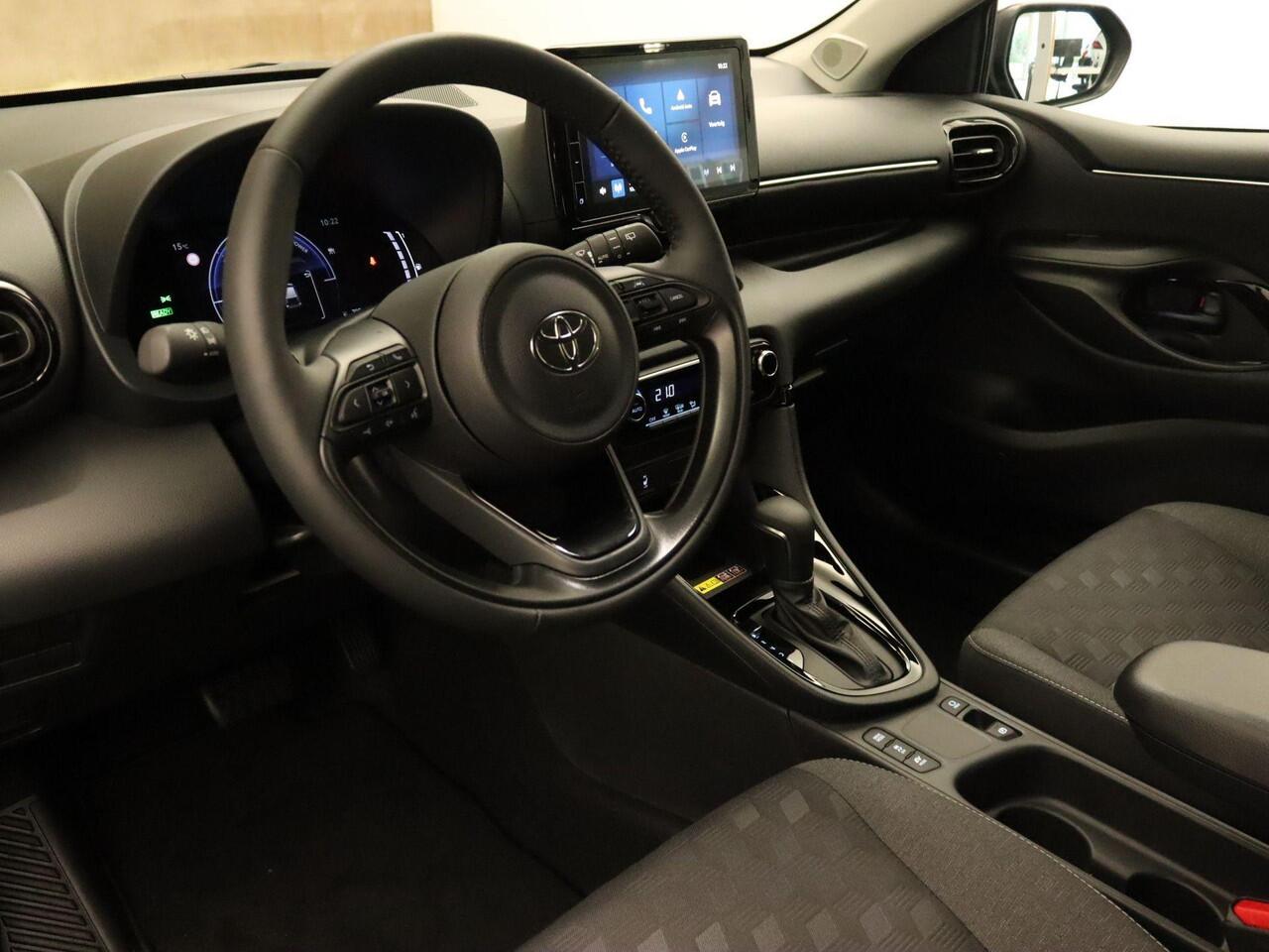 Toyota YARIS 1.5 Hybrid 115 Dynamic - DIRECT UIT VOORRAAD LEVERBAAR - KEYLESS ENTRY & START - STOEL EN STUUR VERWARMING - ADPATIVE CRUISE CONTROL - ACHTERUITRIJ CAMERA - DRAADLOZE TELEFOONLADER