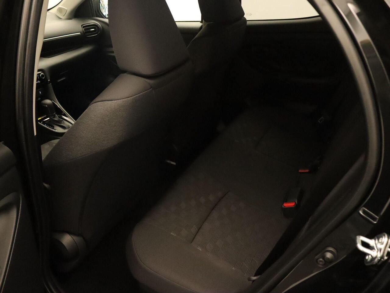 Toyota YARIS 1.5 Hybrid 115 Dynamic - DIRECT UIT VOORRAAD LEVERBAAR - KEYLESS ENTRY & START - STOEL EN STUUR VERWARMING - ADPATIVE CRUISE CONTROL - ACHTERUITRIJ CAMERA - DRAADLOZE TELEFOONLADER