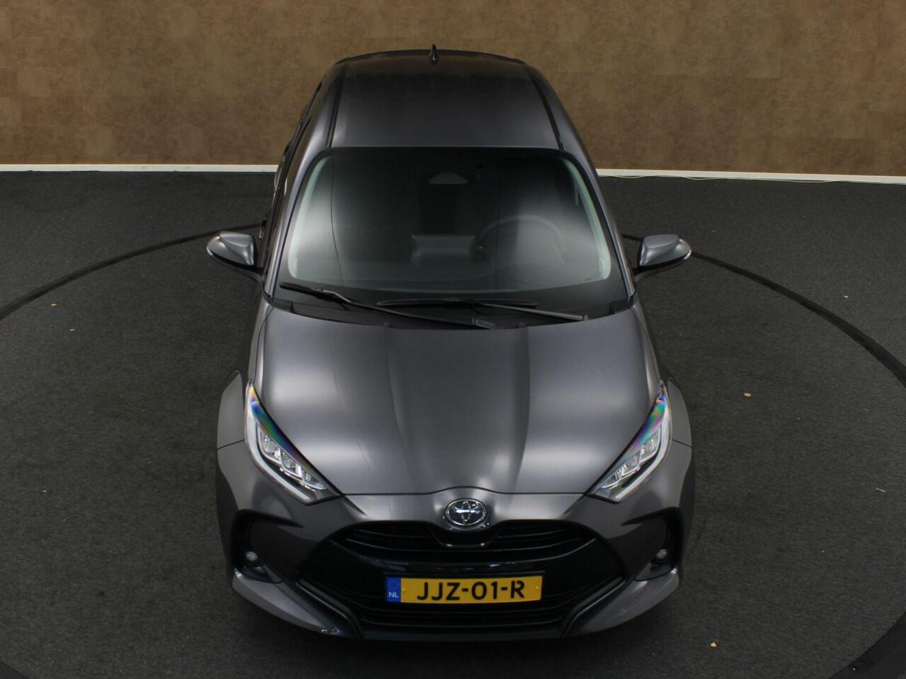 Toyota YARIS 1.5 Hybrid 115 Dynamic - DIRECT UIT VOORRAAD LEVERBAAR - KEYLESS ENTRY & START - STOEL EN STUUR VERWARMING - ADPATIVE CRUISE CONTROL - ACHTERUITRIJ CAMERA - DRAADLOZE TELEFOONLADER