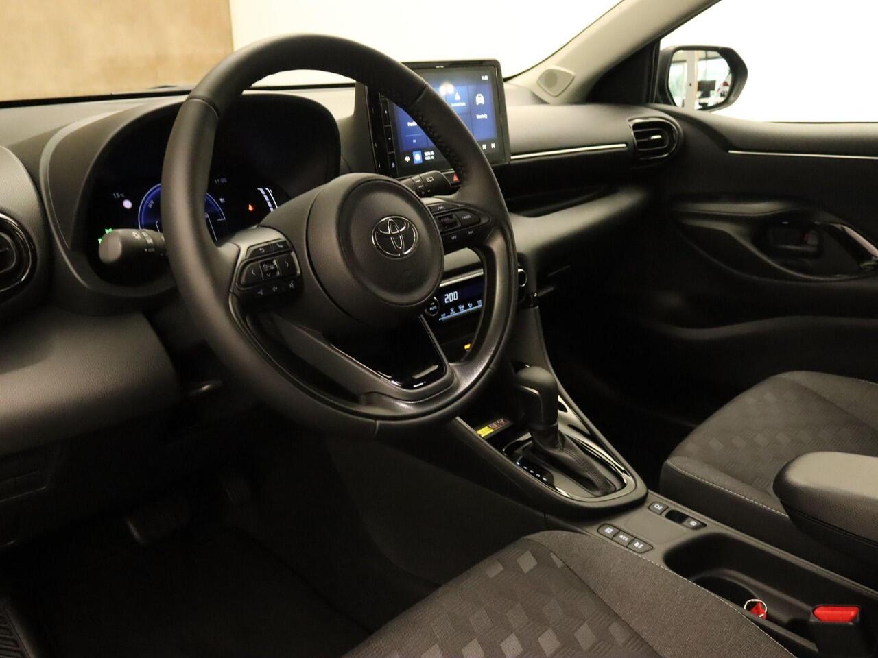 Toyota YARIS 1.5 Hybrid 115 Dynamic - DIRECT UIT VOORRAAD LEVERBAAR - KEYLESS ENTRY & START - STOEL EN STUUR VERWARMING - ADPATIVE CRUISE CONTROL - ACHTERUITRIJ CAMERA - DRAADLOZE TELEFOONLADER