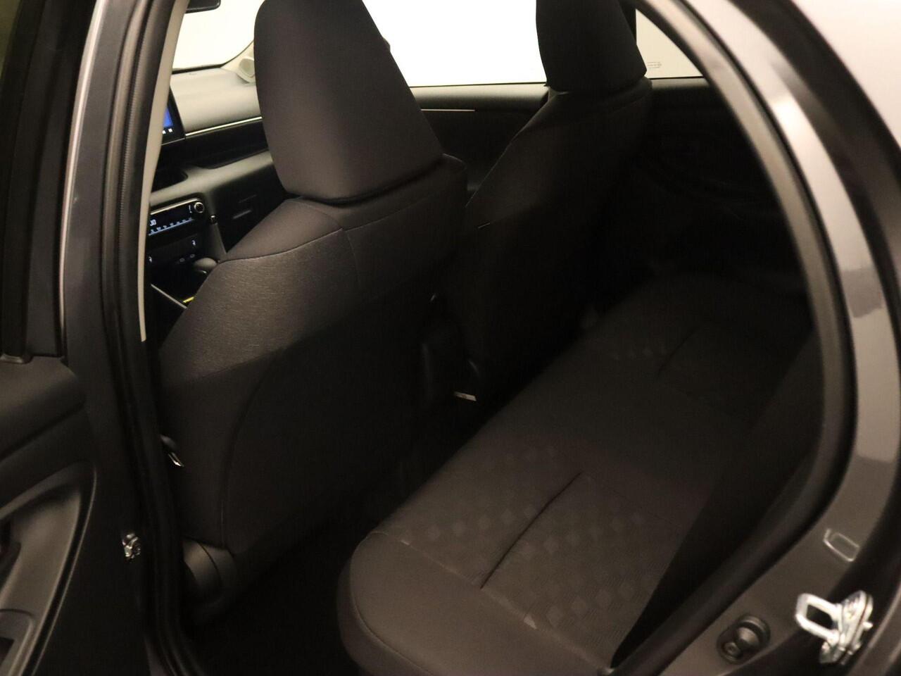 Toyota YARIS 1.5 Hybrid 115 Dynamic - DIRECT UIT VOORRAAD LEVERBAAR - KEYLESS ENTRY & START - STOEL EN STUUR VERWARMING - ADPATIVE CRUISE CONTROL - ACHTERUITRIJ CAMERA - DRAADLOZE TELEFOONLADER