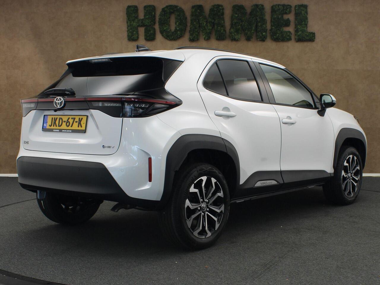 Toyota YARIS Cross 1.5 Hybrid 130 Dynamic 130 PK! - DIRECT UIT VOORRAAD LEVERBAAR - PARKEERSENSOREN VOOR EN ACHTER - DODEHOEK DETECTIE - STOEL, STUUR EN VOORRUIT VERWARMING - DRAADLOZE TELEFOONLADER - ADAPTIVE CRUISE CONTROL