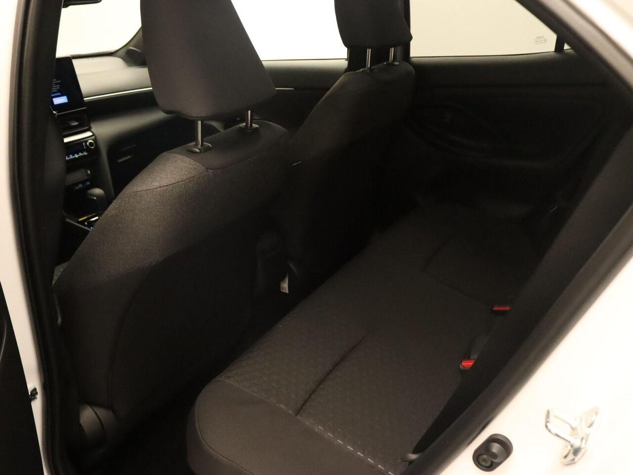 Toyota YARIS Cross 1.5 Hybrid 130 Dynamic 130 PK! - DIRECT UIT VOORRAAD LEVERBAAR - PARKEERSENSOREN VOOR EN ACHTER - DODEHOEK DETECTIE - STOEL, STUUR EN VOORRUIT VERWARMING - DRAADLOZE TELEFOONLADER - ADAPTIVE CRUISE CONTROL