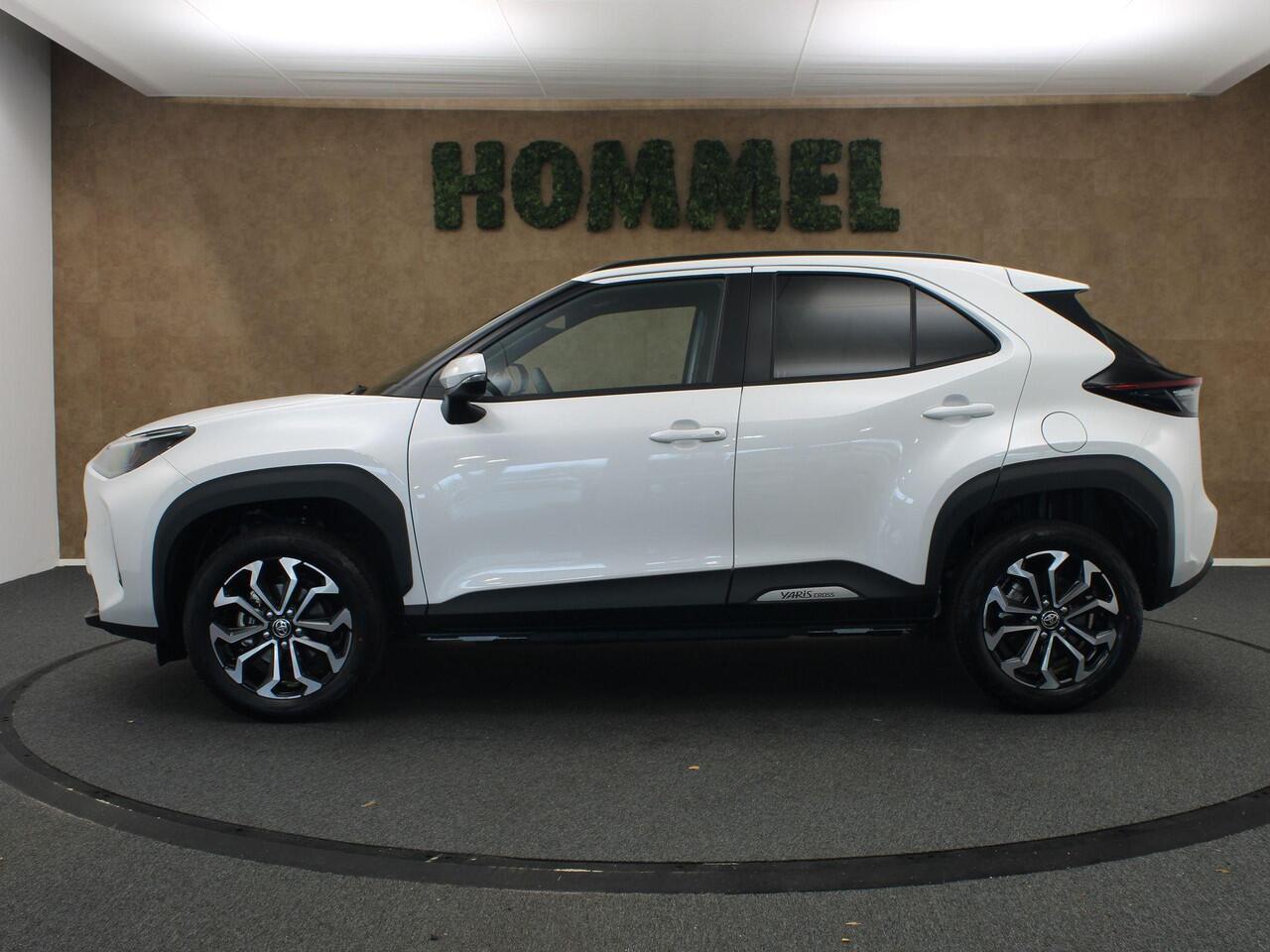 Toyota YARIS Cross 1.5 Hybrid 130 Dynamic 130 PK! - DIRECT UIT VOORRAAD LEVERBAAR - PARKEERSENSOREN VOOR EN ACHTER - DODEHOEK DETECTIE - STOEL, STUUR EN VOORRUIT VERWARMING - DRAADLOZE TELEFOONLADER - ADAPTIVE CRUISE CONTROL