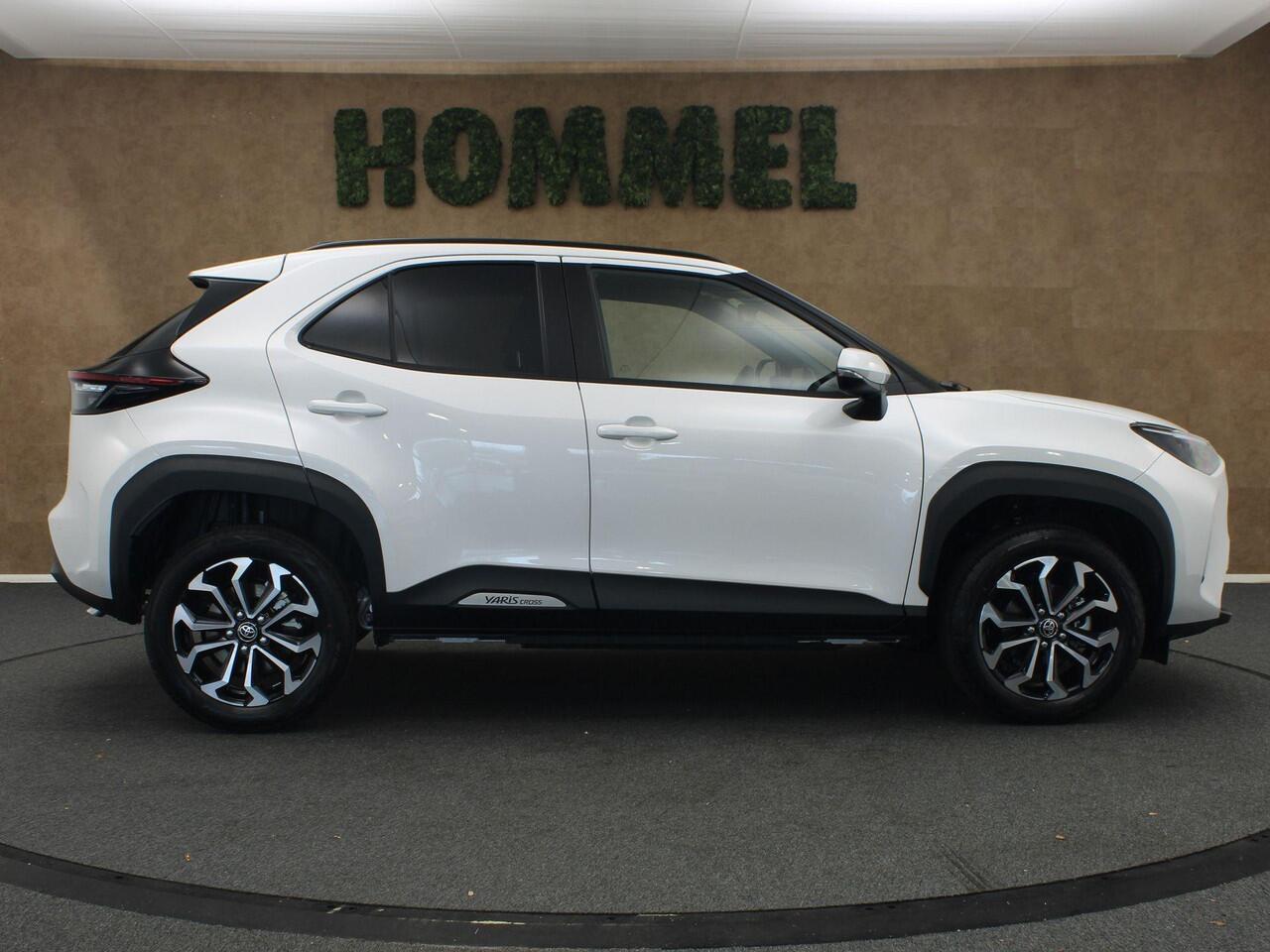 Toyota YARIS Cross 1.5 Hybrid 130 Dynamic 130 PK! - DIRECT UIT VOORRAAD LEVERBAAR - PARKEERSENSOREN VOOR EN ACHTER - DODEHOEK DETECTIE - STOEL, STUUR EN VOORRUIT VERWARMING - DRAADLOZE TELEFOONLADER - ADAPTIVE CRUISE CONTROL