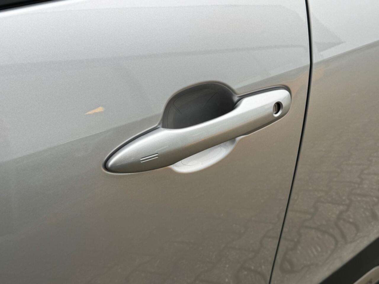 Toyota YARIS 1.5 Hybrid Active - camera - sensoren voor/achter - Navi