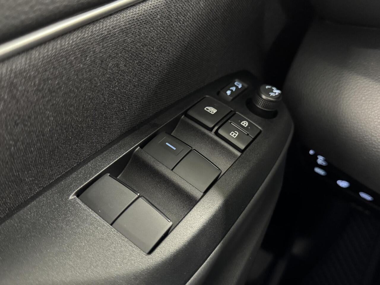 Toyota YARIS Cross 1.5 Hybrid 130 Dynamic | ¤ 1.000 INRUILPREMIE | NIEUW ! | 17" LM-Velgen | Climate Control | Adaptieve-Cruise | Apple Carplay/Android Auto | LED Verlichting | Achteruitrij Camera | Parkeersensoren | Winter pakket | ( Vesteging - Nieuwegein )