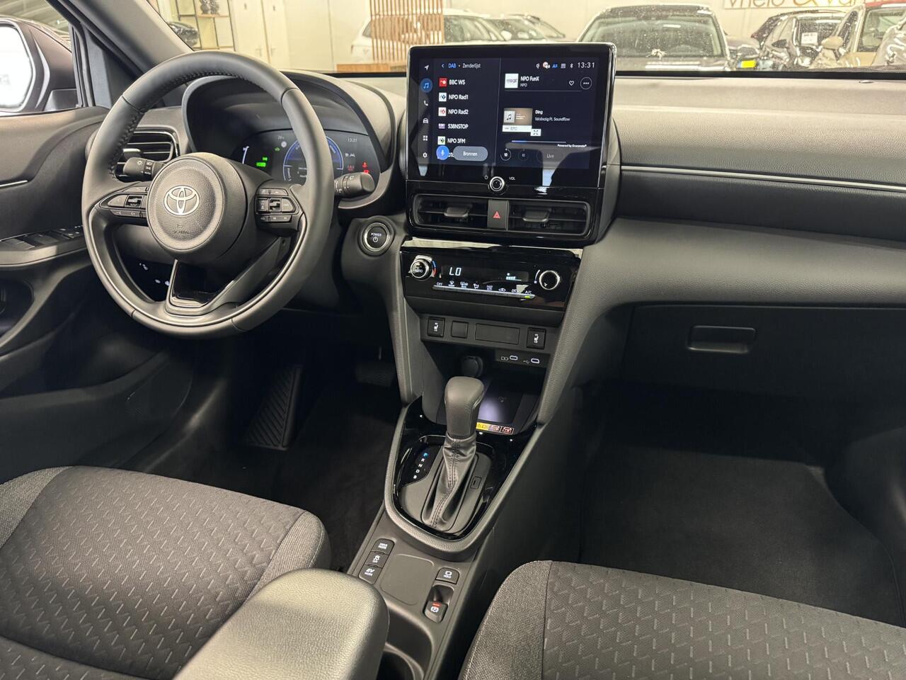 Toyota YARIS Cross 1.5 Hybrid 130 Dynamic | ¤ 1.000 INRUILPREMIE | NIEUW ! | 17" LM-Velgen | Climate Control | Adaptieve-Cruise | Apple Carplay/Android Auto | LED Verlichting | Achteruitrij Camera | Parkeersensoren | Winter pakket | ( Vesteging - Nieuwegein )