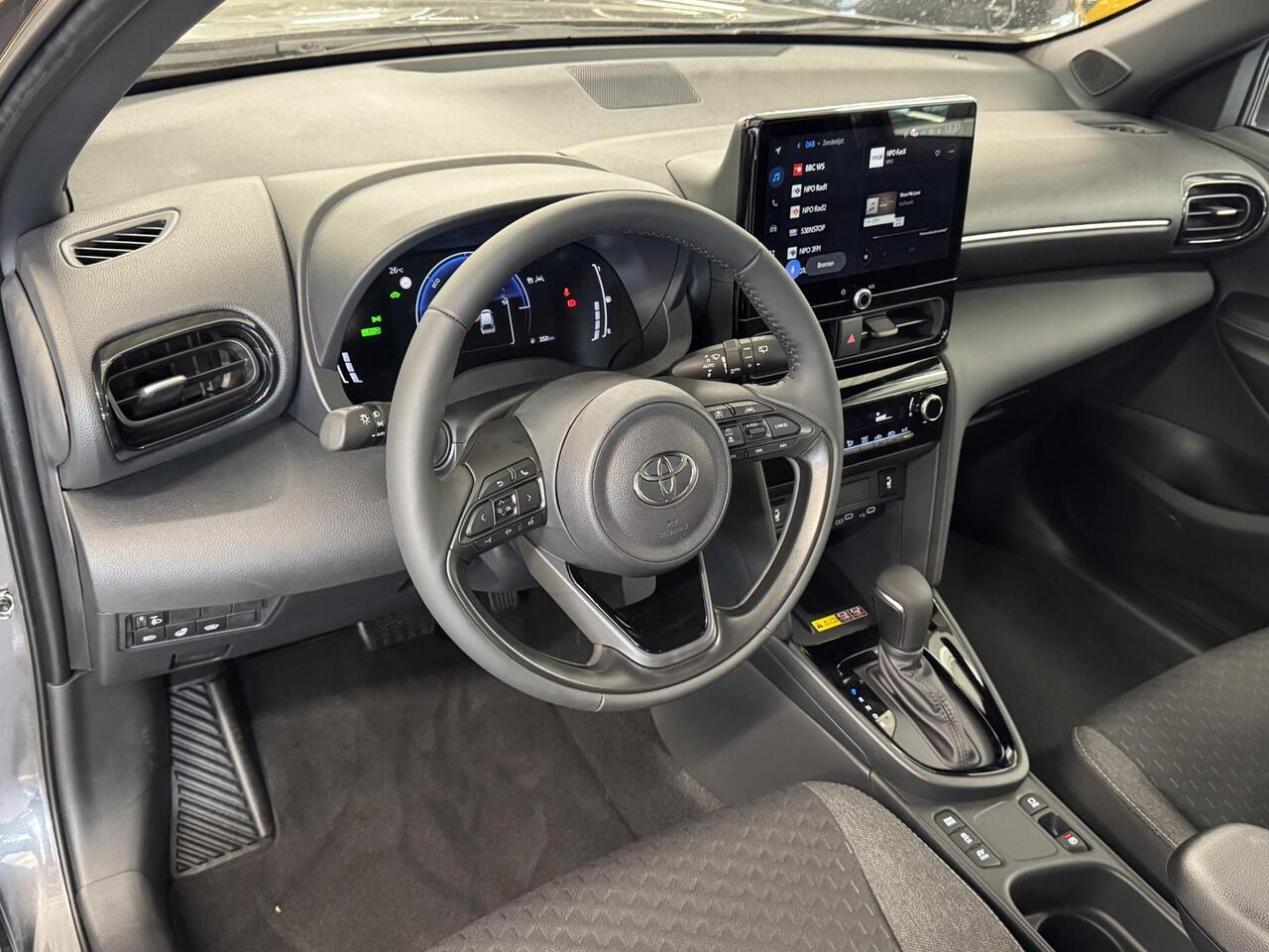 Toyota YARIS Cross 1.5 Hybrid 130 Dynamic | ¤ 1.000 INRUILPREMIE | NIEUW ! | 17" LM-Velgen | Climate Control | Adaptieve-Cruise | Apple Carplay/Android Auto | LED Verlichting | Achteruitrij Camera | Parkeersensoren | Winter pakket | ( Vesteging - Nieuwegein )