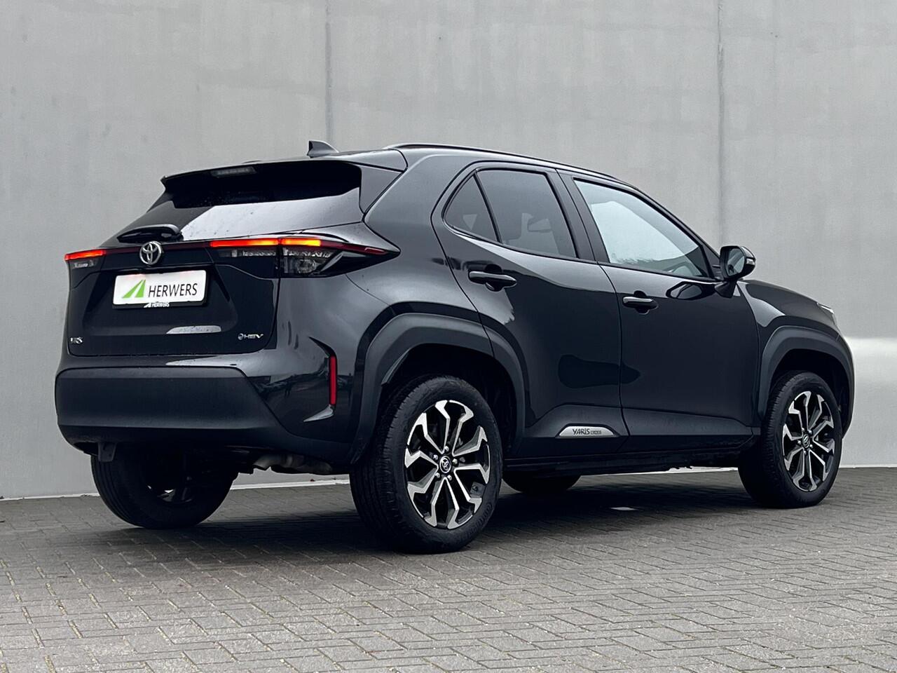 Toyota YARIS Cross 1.5 Hybrid 115 Dynamic Automaat / Fabrieksgarantie tot 05-2028 < 100.000km, tot 10 jaar mogelijk** / Navigatie via Apple Carplay Android / Stuur-, stoel- en voorruitverwarming / Camera / Adaptieve CC / 17" LM wielen /