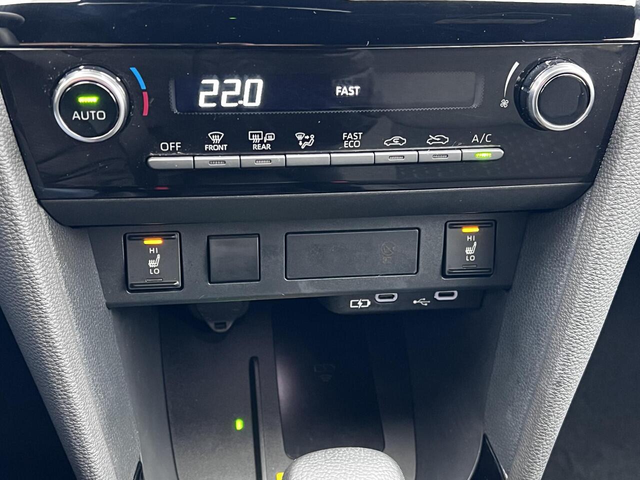 Toyota YARIS Cross 1.5 Hybrid 115 Dynamic Automaat / Fabrieksgarantie tot 05-2028 < 100.000km, tot 10 jaar mogelijk** / Navigatie via Apple Carplay Android / Stuur-, stoel- en voorruitverwarming / Camera / Adaptieve CC / 17" LM wielen /