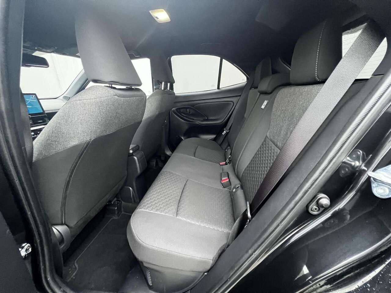 Toyota YARIS Cross 1.5 Hybrid 115 Dynamic Automaat / Fabrieksgarantie tot 05-2028 < 100.000km, tot 10 jaar mogelijk** / Navigatie via Apple Carplay Android / Stuur-, stoel- en voorruitverwarming / Camera / Adaptieve CC / 17" LM wielen /