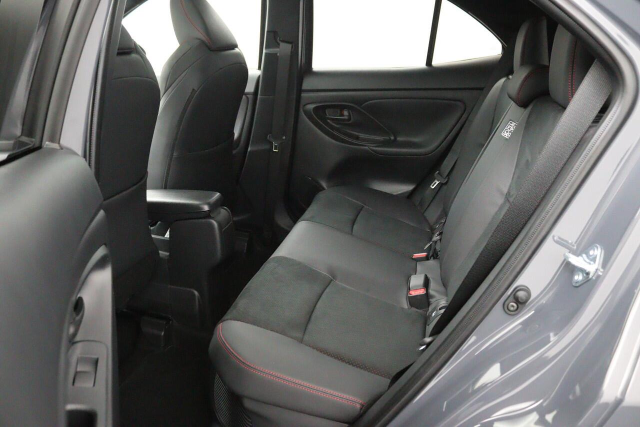 Toyota YARIS Cross 1.5 Hybrid 130 GR Sport | GR Sport Plus Pack | Nieuwe Auto | Panoramadak | JBL | Stoelverwarming |