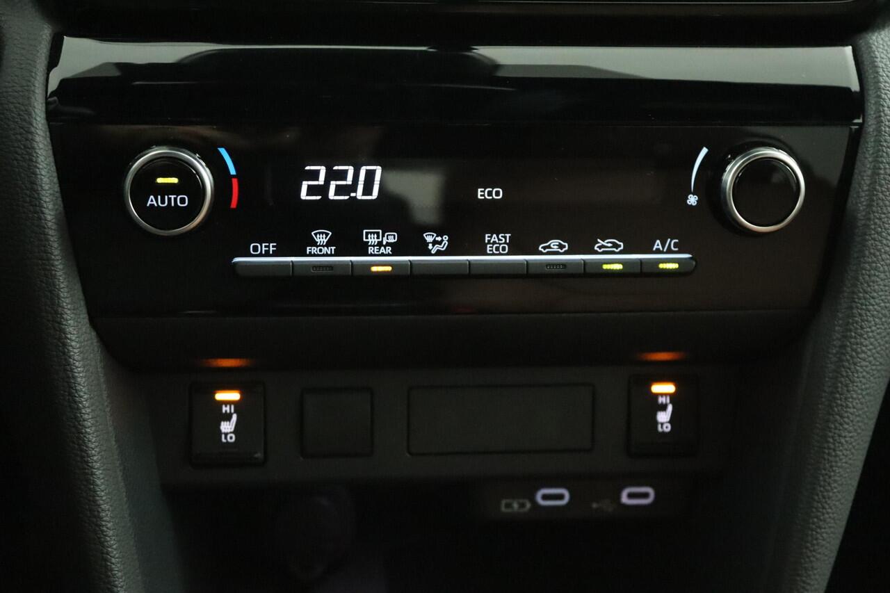 Toyota YARIS Cross 1.5 Hybrid 115 Dynamic | DEMOVOORDEEL | ADG Edition | Exclusief Lederen Interieur | 18" Lichtmetalen velgen | Stoel- en Stuurwielverwarming | Unieke uitvoering |