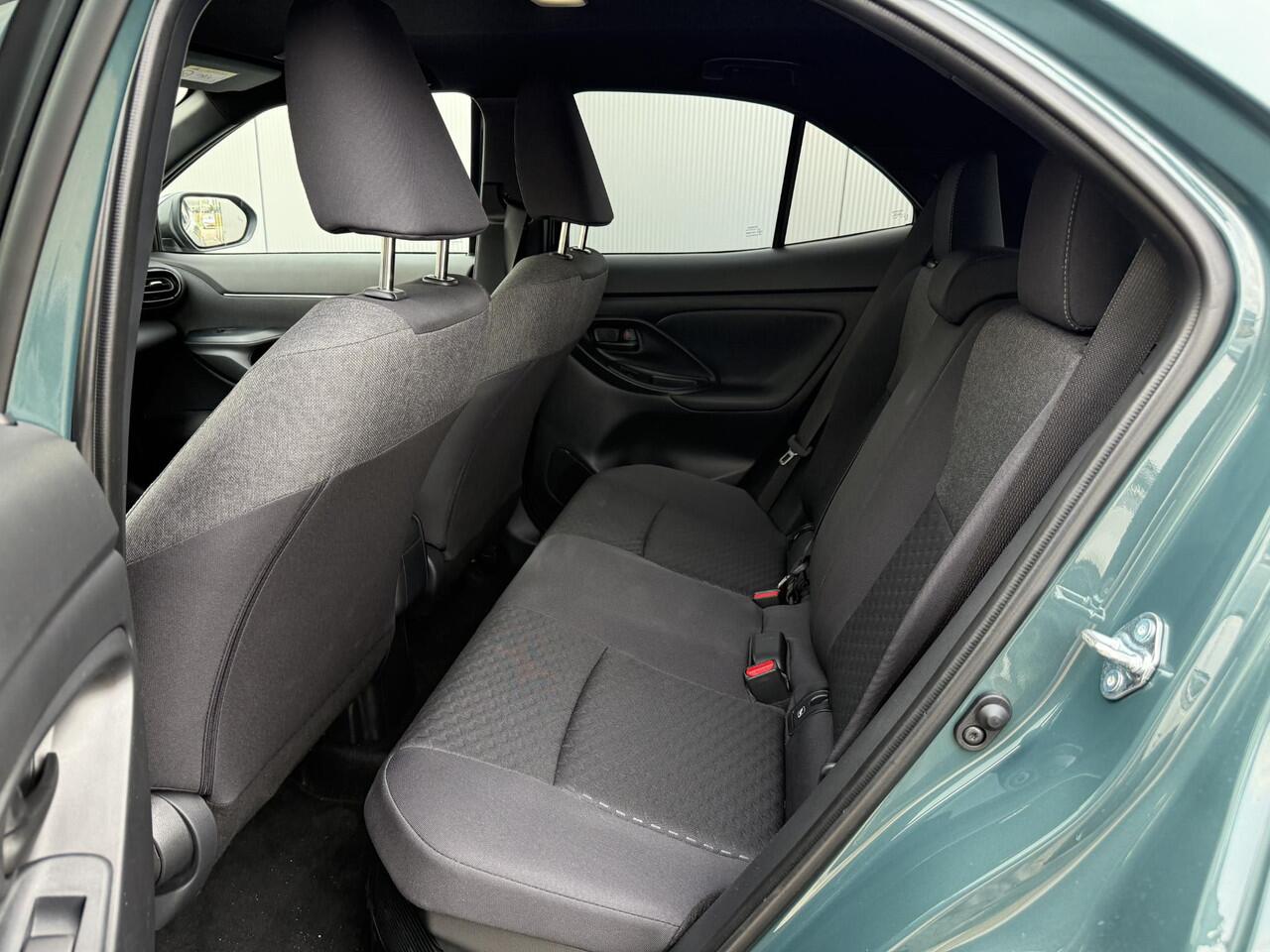 Toyota YARIS Cross 1.5 Hybrid 115 Dynamic **STOEL EN STUURWIELVERWARMING/ DODEHOEK DETECTIE/ PARKEERSENSOREN**