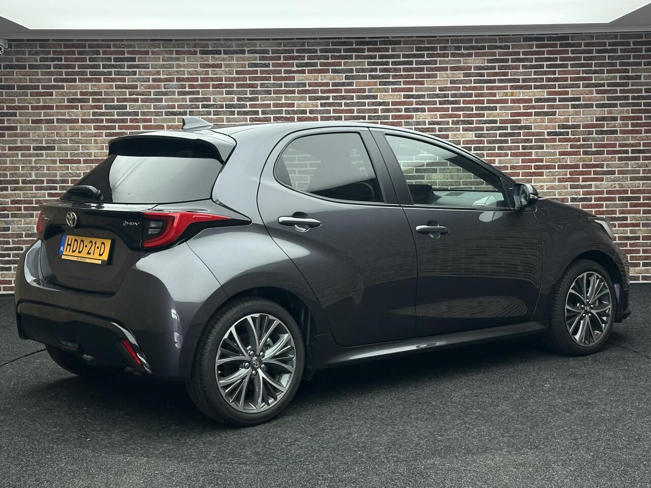 Toyota YARIS 1.5 Hybrid 130 Executive Camera StoelVrwm StuurVrwm NAP