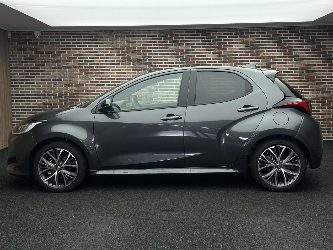 Toyota YARIS 1.5 Hybrid 130 Executive Camera StoelVrwm StuurVrwm NAP