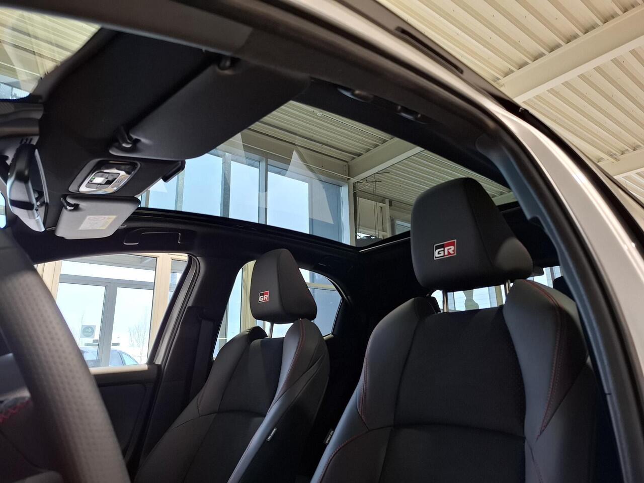 Toyota YARIS 1.5 Hybrid 130 GR SPORT | Plus Pack | Panoramadak | Stuur & Stoel verwarming | JBL | BSM |