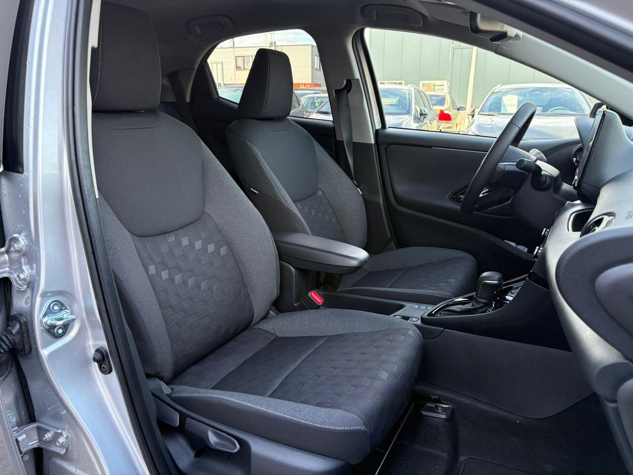 Toyota YARIS 1.5 Hybrid 115 First Edition Dode hoek waarschuwing | parkeersensoren voor en achter