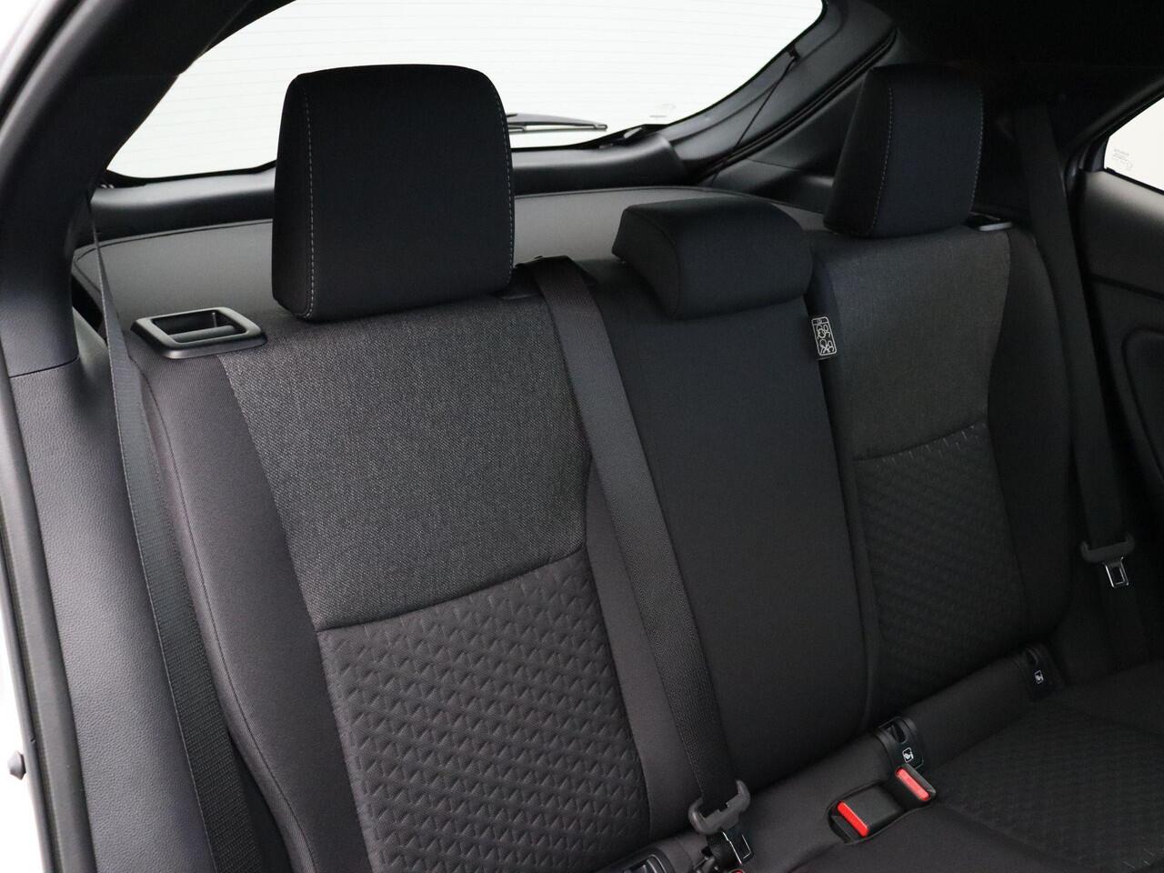 Toyota YARIS Cross 1.5 Hybrid 130 Dynamic | Achteruitrijcamera | Stuur, Voorruit en stoelverwarming | Apple Carplay & Android Auto |