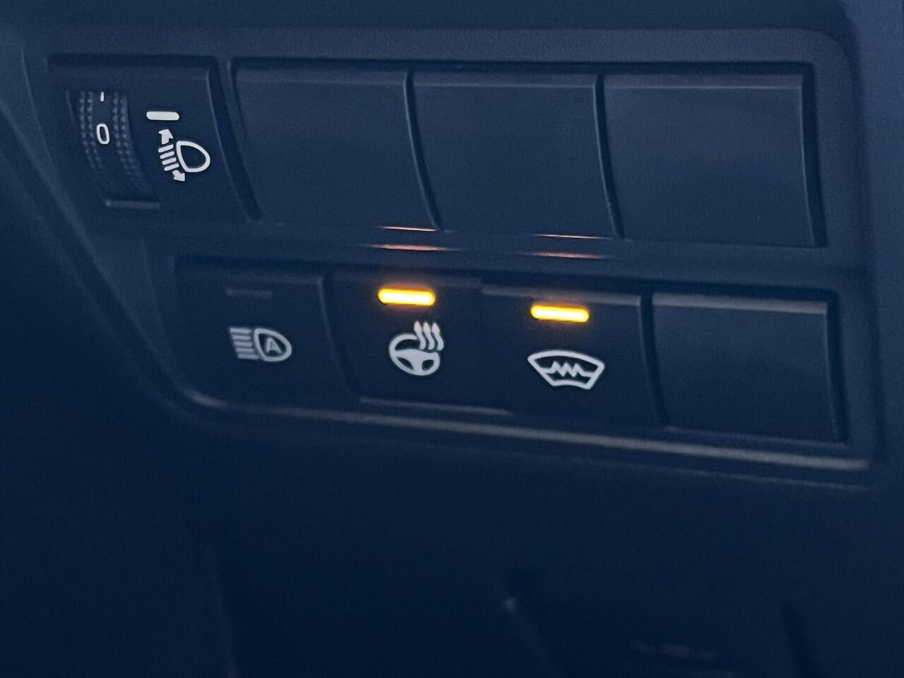 Toyota YARIS Cross 1.5 Hybrid Dynamic Automaat / Fabrieksgarantie tot 04-2028 < 100.000km, tot 10 jaar mogelijk ** / Navigatie (abbo) / Adaptieve CC / Achteruitrijcamera / Apple Carplay Android / 17" LM wielen /