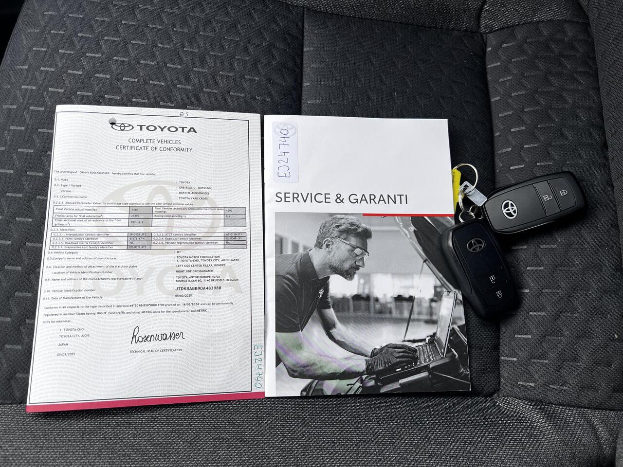 Toyota YARIS Cross 1.5 Hybrid Dynamic Automaat / Fabrieksgarantie tot 04-2028 < 100.000km, tot 10 jaar mogelijk ** / Navigatie (abbo) / Adaptieve CC / Achteruitrijcamera / Apple Carplay Android / 17" LM wielen /