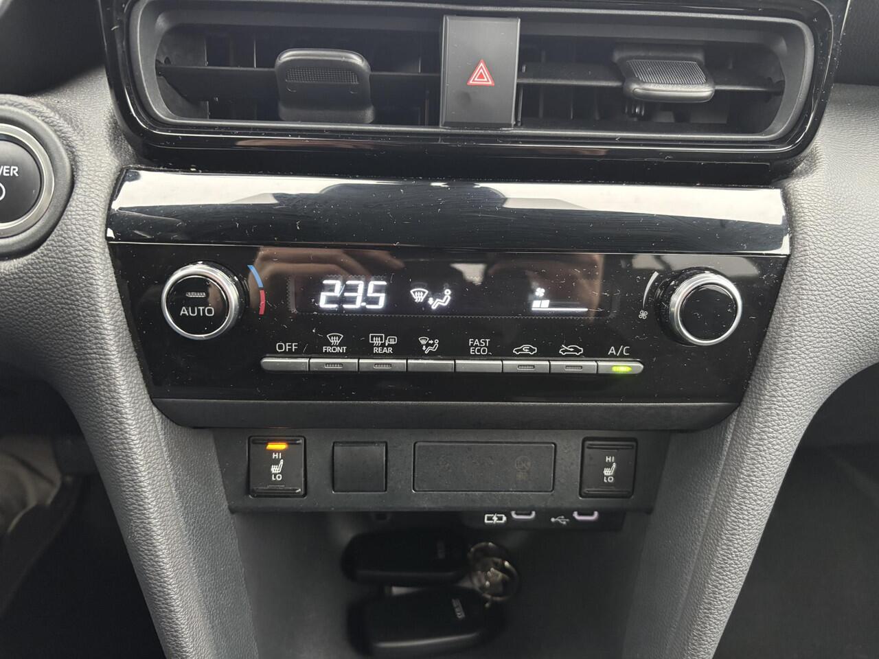 Toyota YARIS Cross 1.5 Hybrid 115 First Edition Comfortpack | Stoel en stuurverwarming | Aplle Carplay/Android Auto | NL auto | Parkeersensoren voor en achter | Toyota garantie tot 2035!