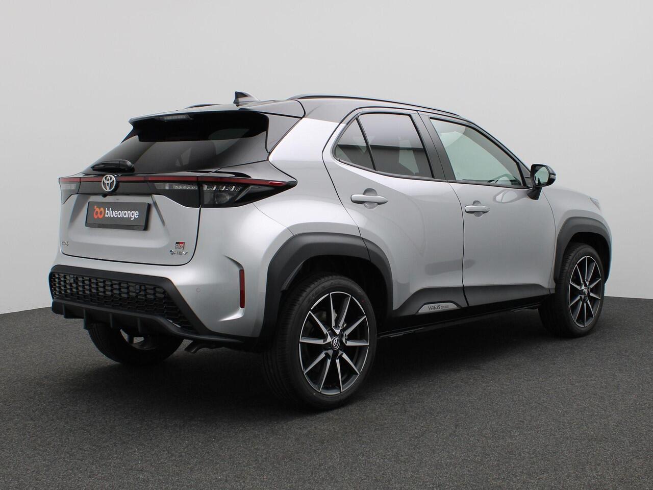 Toyota YARIS Cross 1.5 Hybrid GR Sport 130PK Aut. 18" LM Velgen, Elektrische Achterklep, Keyless, Achteruitrijcamera, Navi, Side Assist, Stoel-Stuurverwarming, Voorruitverwarming