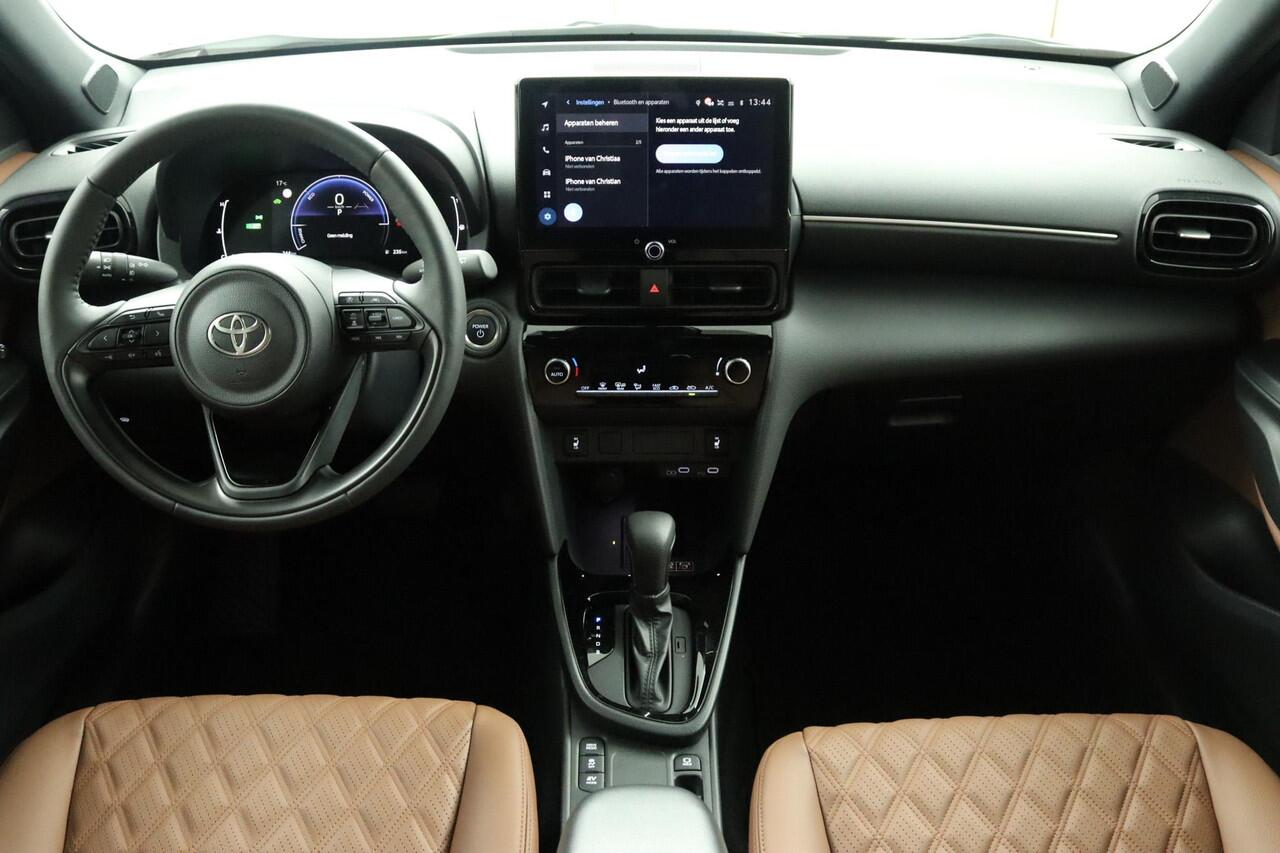 Toyota YARIS Cross 1.5 Hybrid 115 Dynamic | DEMOVOORDEEL | ADG Edition | Exclusief Lederen Interieur | 18" Lichtmetalen velgen | Stoel- en Stuurwielverwarming | Unieke uitvoering |