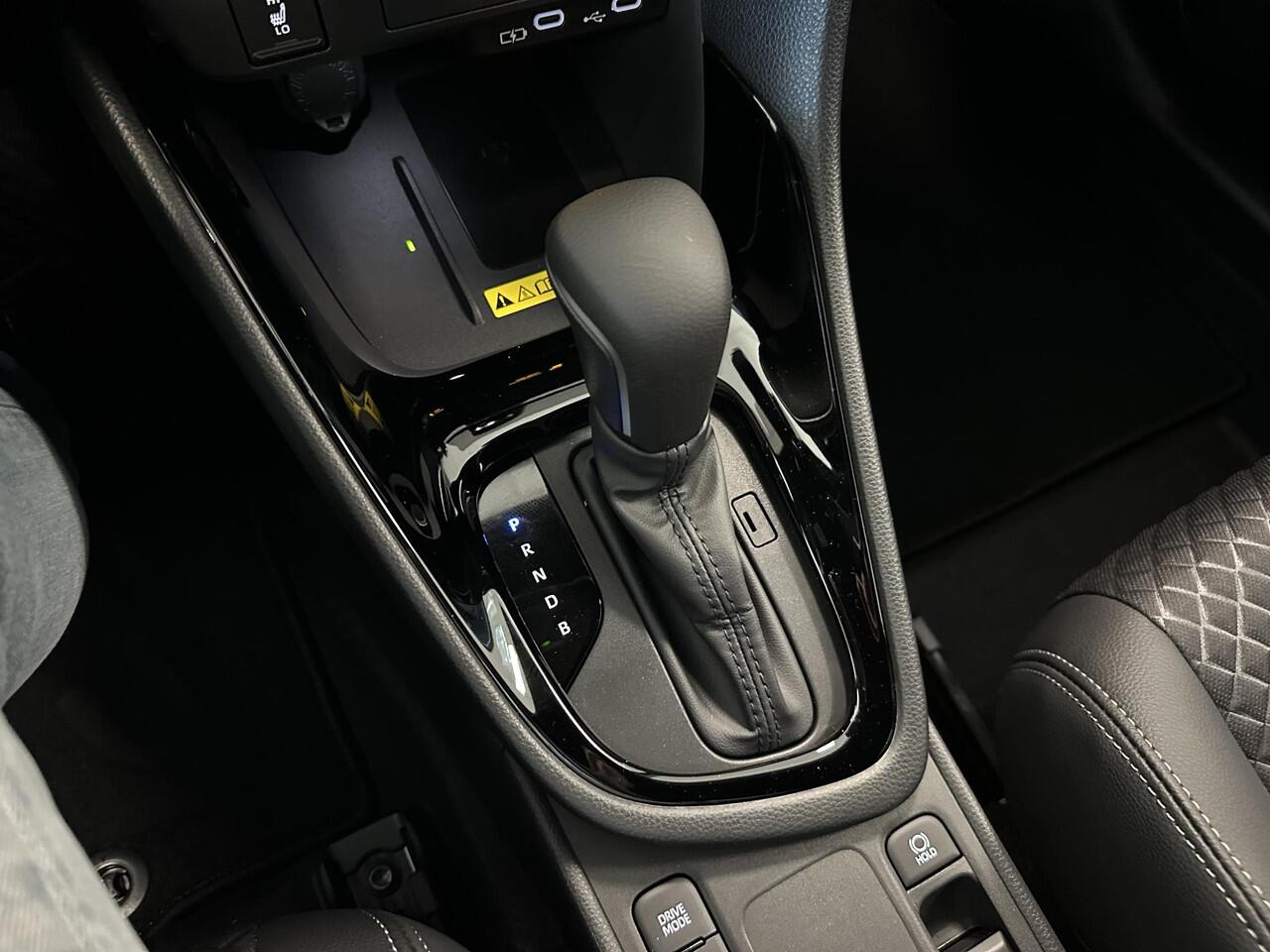 Toyota YARIS 1.5 Hybrid 130 Executive NIEUW! Direct leverbaar! ¤ 1000,- inruilpremie! Parkeersensoren voor+achter | Half lederen bekleding