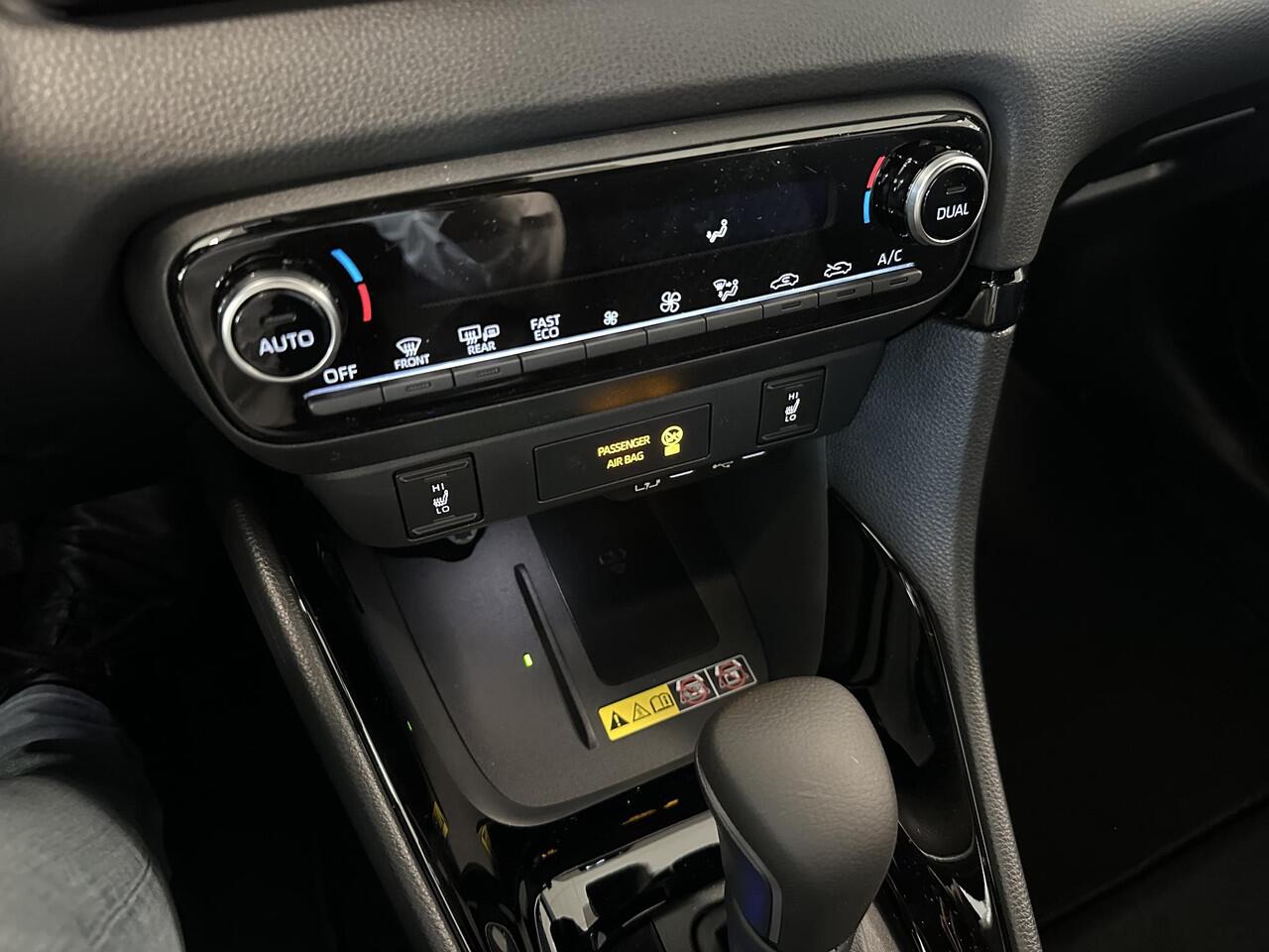 Toyota YARIS 1.5 Hybrid 130 Executive NIEUW! Direct leverbaar! ¤ 1000,- inruilpremie! Parkeersensoren voor+achter | Half lederen bekleding