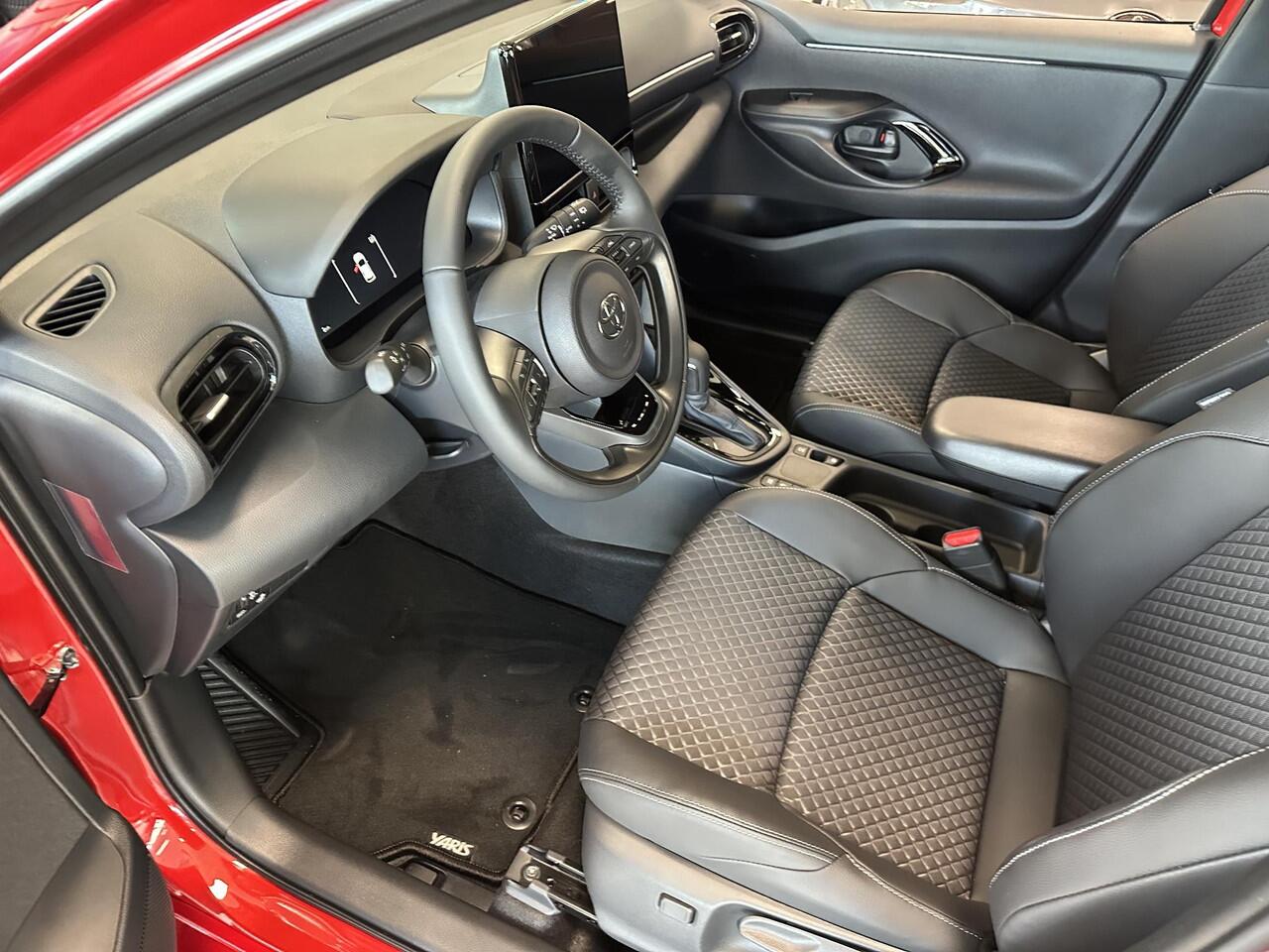 Toyota YARIS 1.5 Hybrid 130 Executive NIEUW! Direct leverbaar! ¤ 1000,- inruilpremie! Parkeersensoren voor+achter | Half lederen bekleding