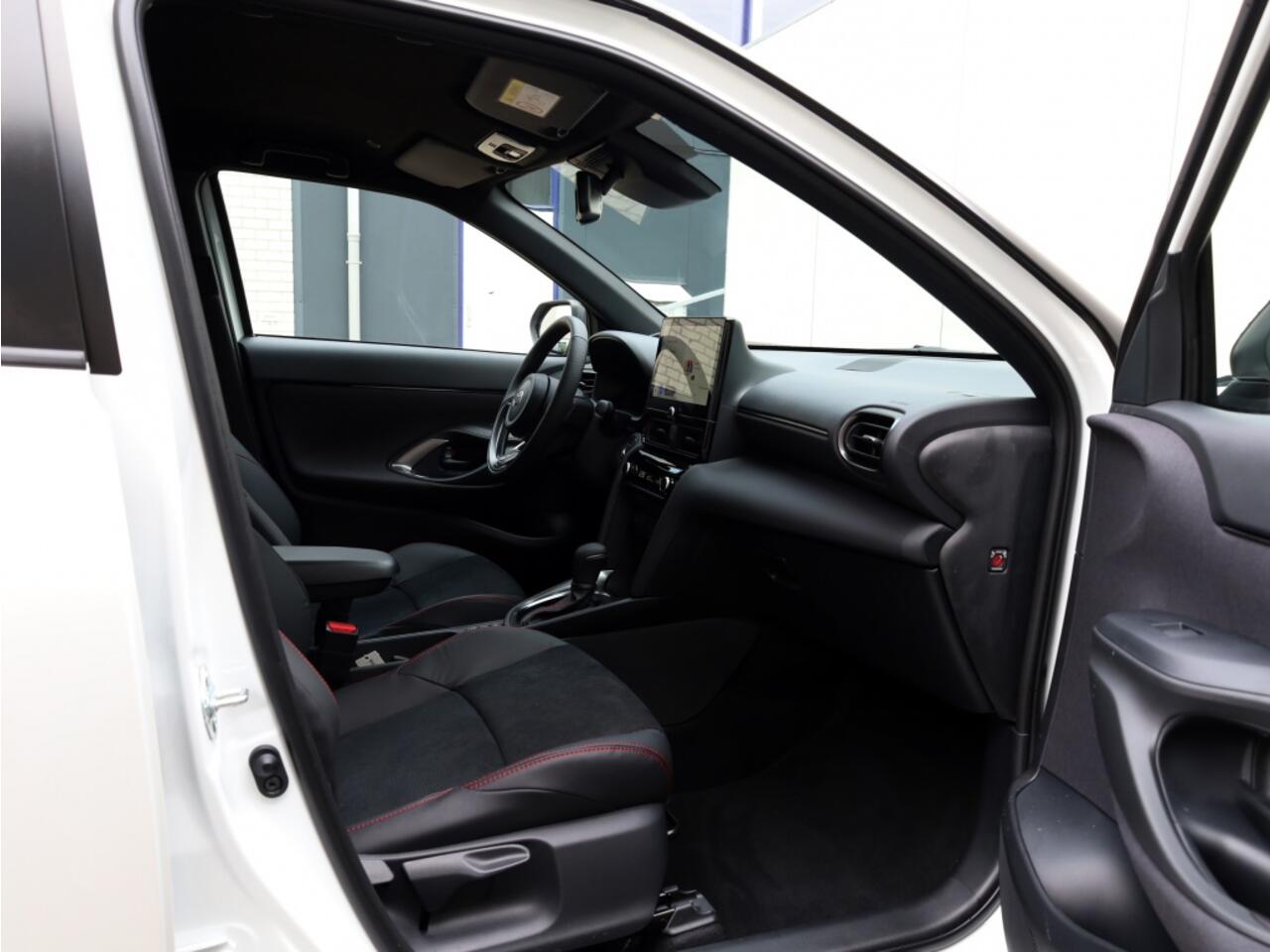 Toyota YARIS Cross 1.5 Hyb 130 GR Sport | Nieuw | Half Leder/Alcantara | Dodehoek