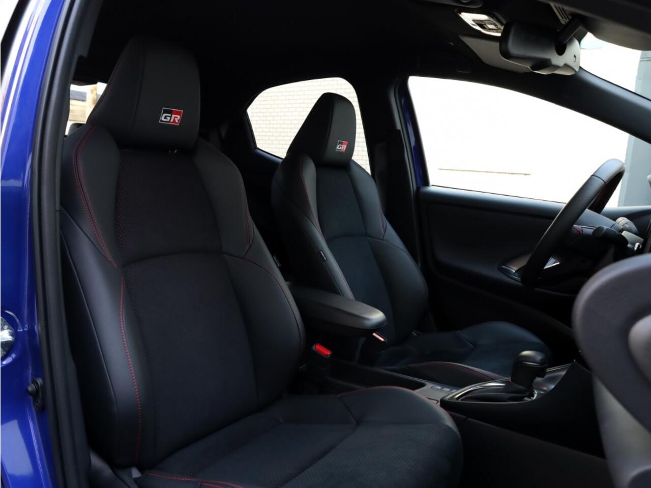 Toyota YARIS 1.5 Hybrid 130 GR Sport | Bi-Tone | Leder/Alcantara | Dodehoek